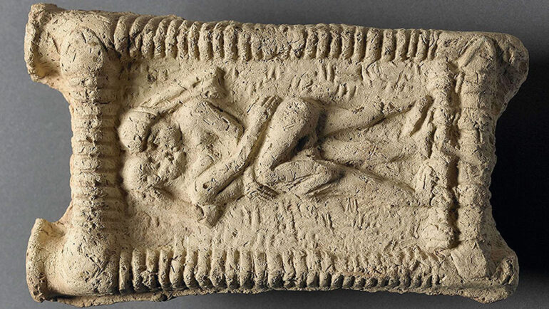 Những tấm đất sét của người Lưỡng Hà cổ đại cho thấy nụ hôn. Ảnh: Đại học Copenhagen/PA