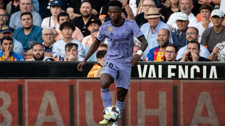 Vinicius bị một số CĐV Valencia la ó trong trận Real thua 0-1 tại Mestalla ngày 21/5. Ảnh: Nur Photo / AFP