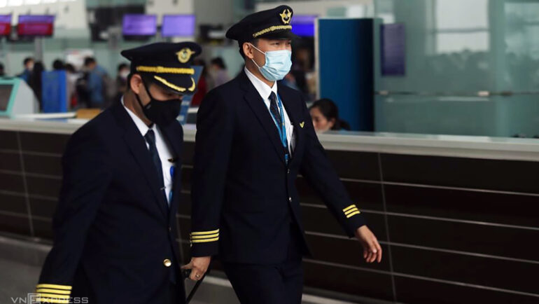 Phi công Vietnam Airlines tại sân bay Nội Bài (Hà Nội). Ảnh: Gia Chính