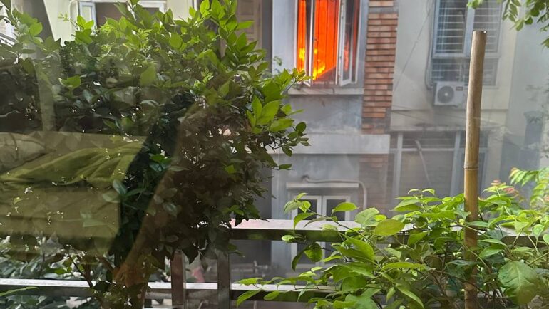 Các căn phòng trong nhà rực lửa. Ảnh: CTV