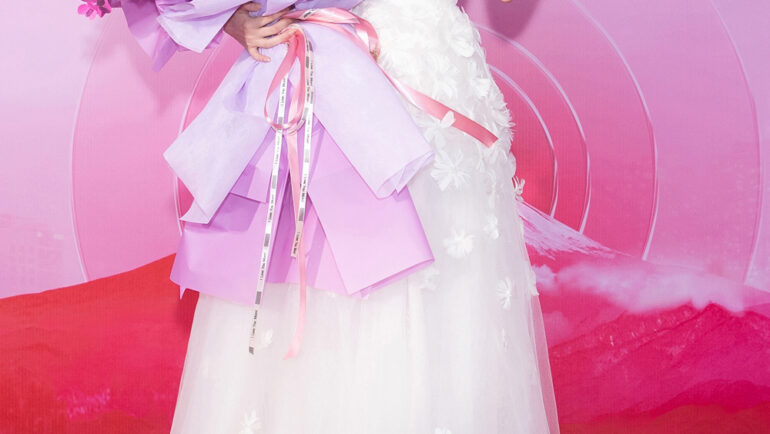 Phương Nhi mặc đầm tôn dáng của Lê Thanh Hòa tại sự kiện. Ảnh: Sen Vàng