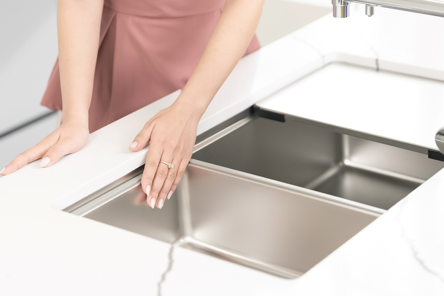 Bề mặt chậu inox chống xước giúp tối ưu trải nghiệm người dùng. Ảnh: Konox