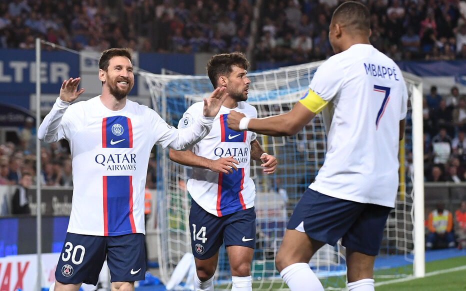 Messi (trái) mừng bàn trong trận hòa Strasbourg 1-1 tối 27/5. Ảnh: LP