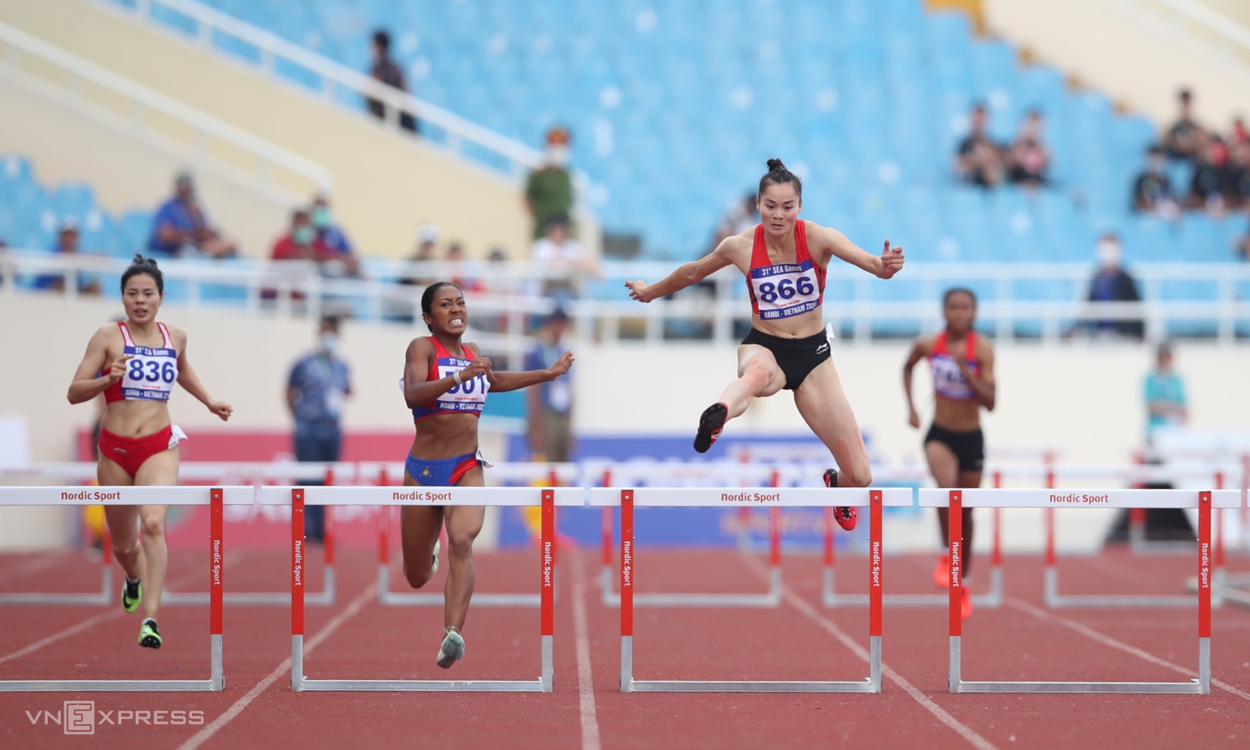 Quách Thị Lan (nhảy trên rào), khi về nhất nội dung 400m rào nữ tại SEA Games 31 trên sân Mỹ Đình, Hà Nội chiều 17/5/2022. Ảnh: Đức Đồng