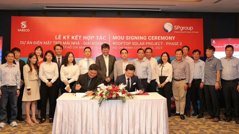 Đại diện Sabeco và SP ký kết biên bản hợp tác để triển khai lắp đặt hệ thống năng lượng mặt trời tại các nhà máy của Sabeco trong năm 2023, sáng 15/5 tại TP HCM. Ảnh: Sabeco