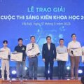 Thứ trưởng Khoa học và Công nghệ Nguyễn Hoàng Giang (giữa) cùng các tác giả thắng giải và Ban tổ chức cuộc thi. Ảnh: Giang Huy