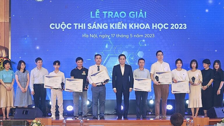 Thứ trưởng Khoa học và Công nghệ Nguyễn Hoàng Giang (giữa) cùng các tác giả thắng giải và Ban tổ chức cuộc thi. Ảnh: Giang Huy