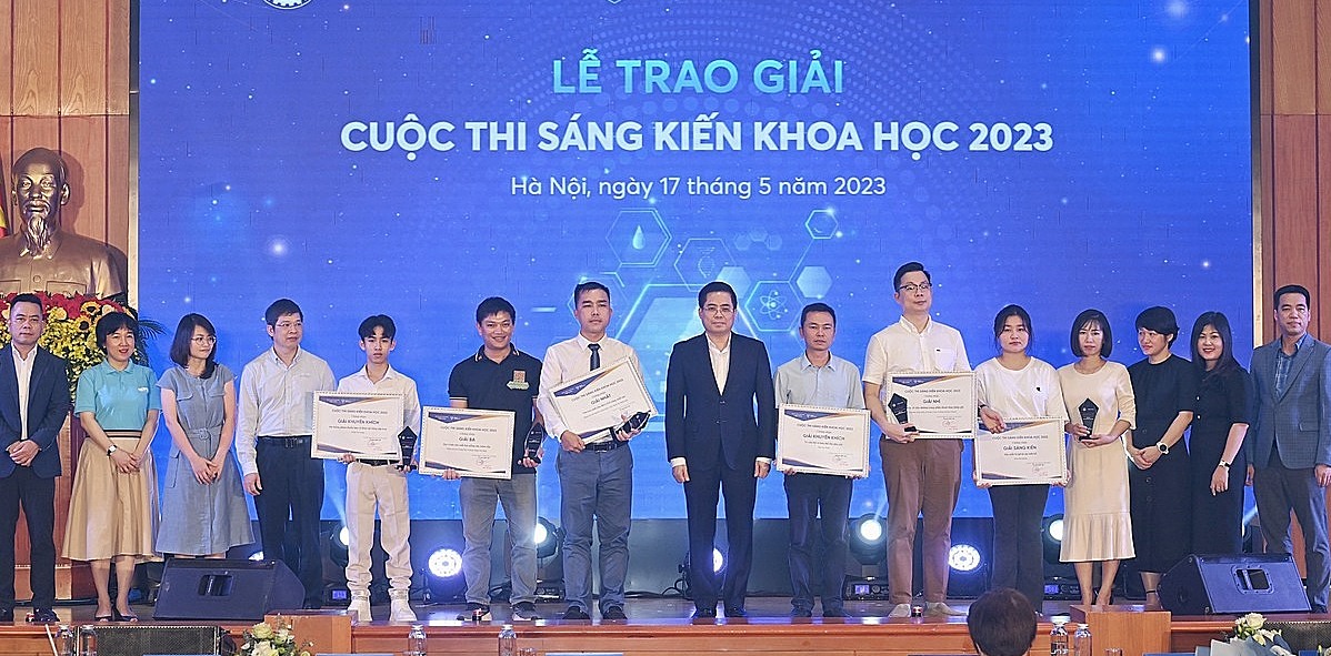 Thứ trưởng Khoa học và Công nghệ Nguyễn Hoàng Giang (giữa) cùng các tác giả thắng giải và Ban tổ chức cuộc thi. Ảnh: Giang Huy