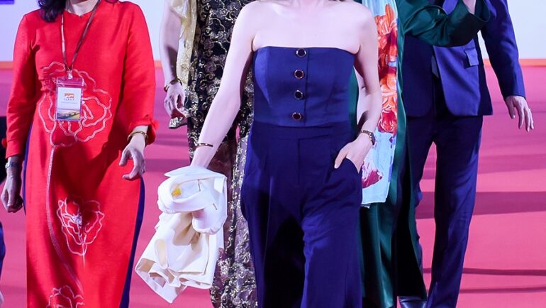 Thay ảnh thảm đỏ khai mạc liên hoan phim