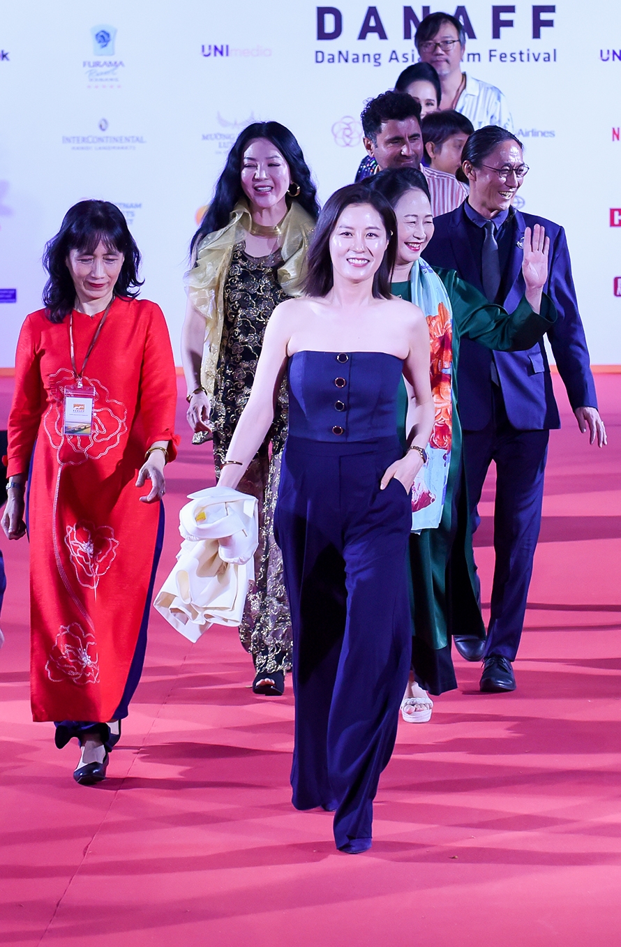 Thay ảnh thảm đỏ khai mạc liên hoan phim