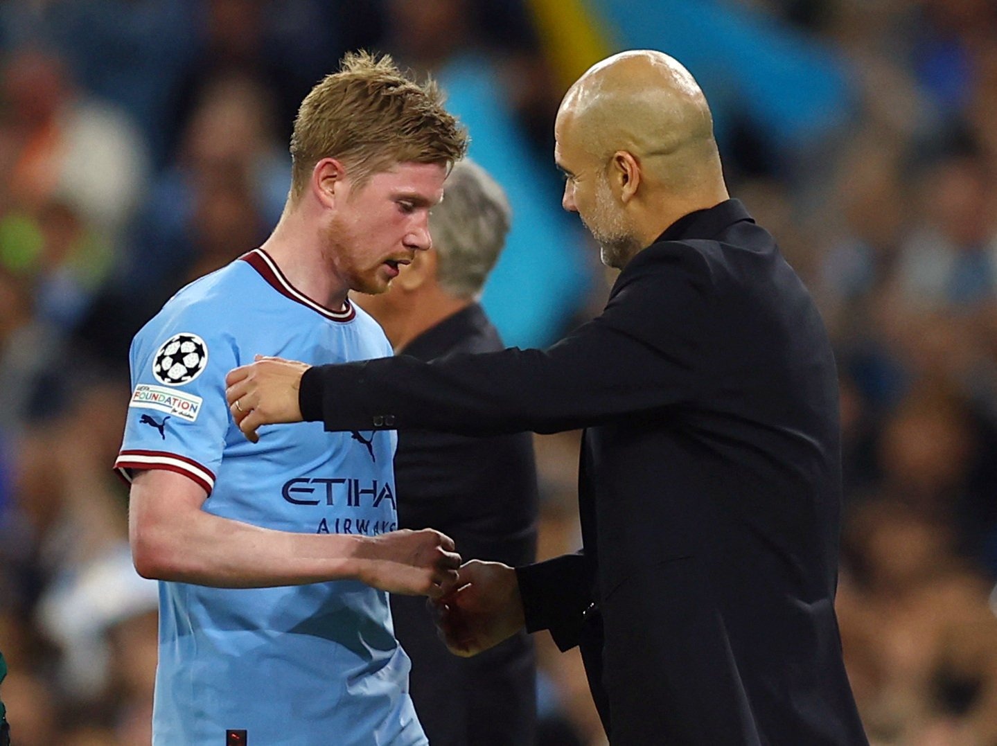 De Bruyne và Guardiola làm lành ngay trên sân, sau khi HLV Man City rút tiền vệ người Bỉ ra gần cuối hiệp hai trận bán kết lượt về Champions League trên sân Etihad ngày 17/5. Ảnh: Reuters