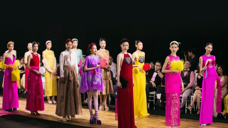 Nhà mốt mang đến không gian thời trang gắn với nghệ thuật truyền thống tại show diễn, tối 24/5. Hà Linh Thư lấy cảm hứng nghệ thuật chèo với nhân vật chính là Thị Mầu, từng xuất hiện trong thơ văn, hội họa, âm nhạc, để thực hiện bộ sưu tập.