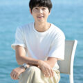 Joong Ki chụp hình ở Cannes, Pháp. Ảnh: Newsen