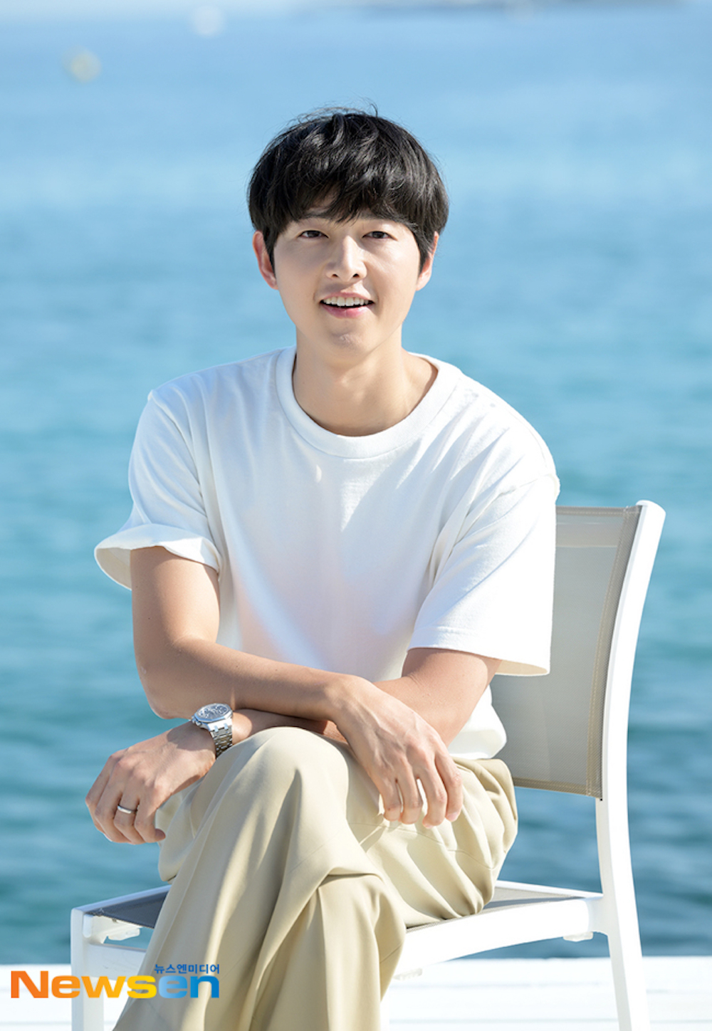 Joong Ki chụp hình ở Cannes, Pháp. Ảnh: Newsen