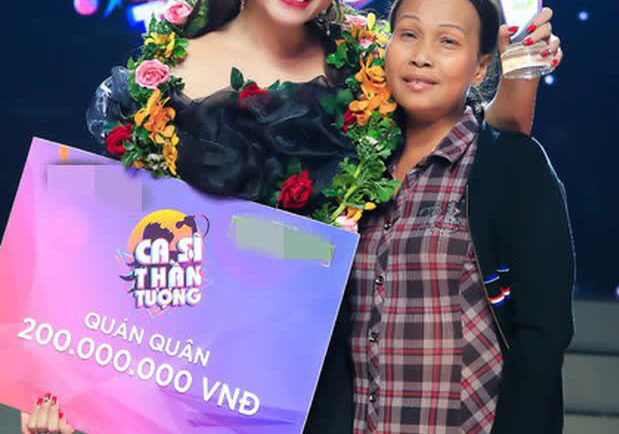 Ca sĩ Kim Loan cổ vũ con gái Sofia trong đêm chung kết Ca sĩ thần tượng năm 2018. Ảnh: THVL