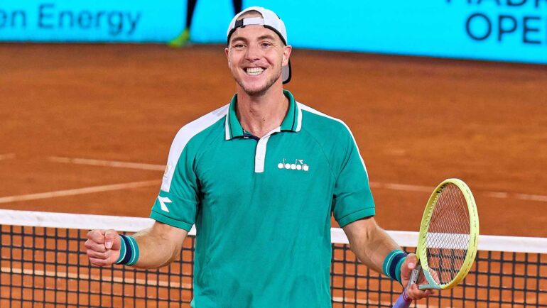 Struff mừng chiến thắng trước Tsitsipas hôm 4/5. Ảnh: ATP