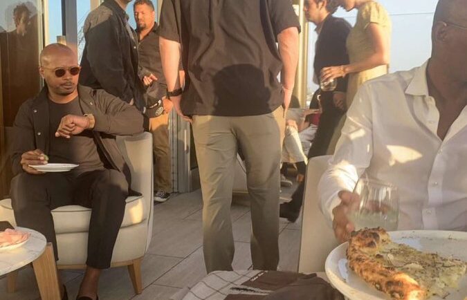 Swift và Healy (góc phải) nắm tay bước vào khách sạn. Ảnh: Instagram @emilyadorestay