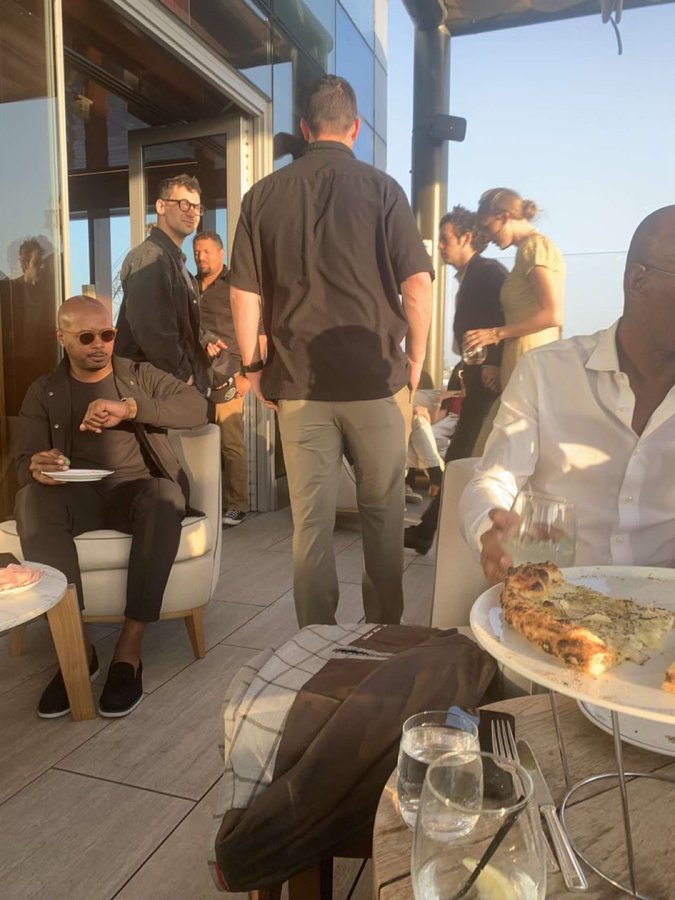 Swift và Healy (góc phải) nắm tay bước vào khách sạn. Ảnh: Instagram @emilyadorestay