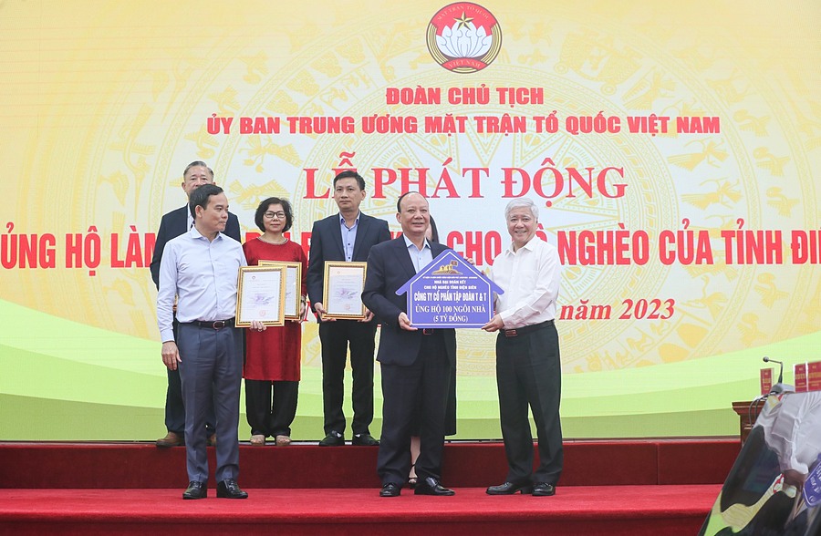 Ông Nguyễn Tất Thắng (đứng giữa) - Chủ tịch HĐQT Tập đoàn T&T Group trao tặng hỗ trợ cho hộ nghèo tỉnh Điện Biên. Ảnh: T&T Group