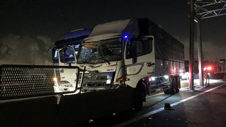 Vụ tai nạn xảy ra tại nút giao Ba Bàu, xả Hàm Kiệm, huyện Hàm Thuận Nam. Ảnh: Tư Huynh