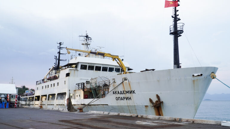 Tàu Viện sĩ Oparin cập cảng Nha Trang, ngày 17/5. Ảnh: Bùi Toàn
