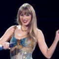 Swift tại đêm diễn đầu tiên của The Eras Tour ở sân vận động AT&T, Texas. Ảnh: AFP