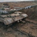 Một xe tăng T-62M Nga trên chiến trường Ukraine. Ảnh: Business Insider