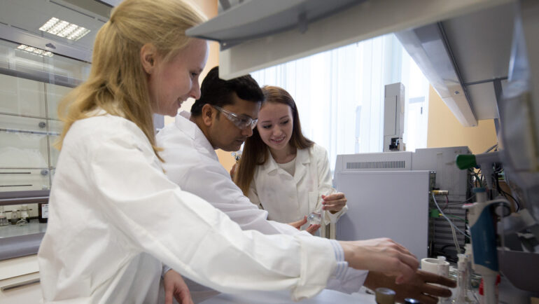 Các nhà nghiên cứu tại Đại học Ural, Nga. Ảnh: UrFU