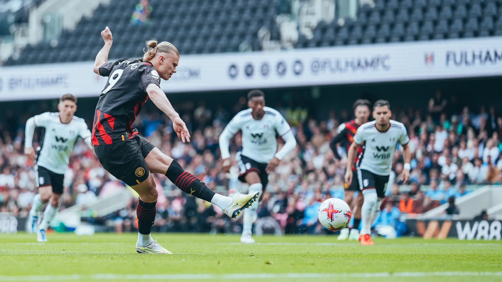 Haaland đá phạt đền ghi bàn trong trận Man City thắng West Ham ở vòng 34 Ngoại hạng Anh ngày 30/4. Ảnh: mancity.com