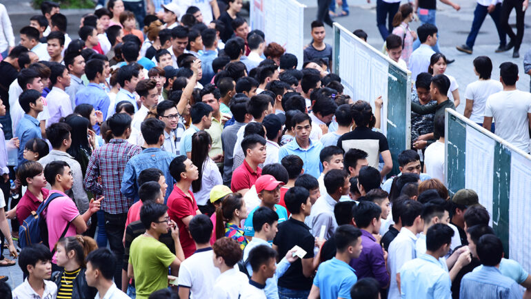 Lao động xem danh sách phòng thi trong Kỳ thi năng lực tiếng Hàn tại Hà Nội năm 2016. Ảnh: Giang Huy