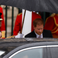 Hoàng tử Harry rời Tu viện Westminster sau nghi thức đăng quang của Vua Charles III ngày 6/5. Ảnh: AFP