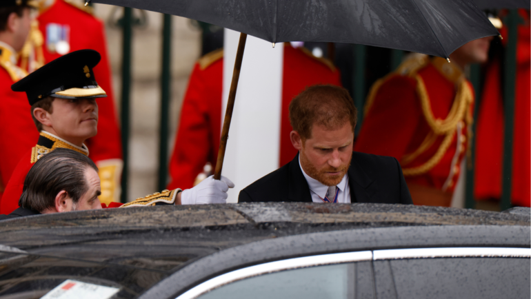 Hoàng tử Harry rời Tu viện Westminster sau nghi thức đăng quang của Vua Charles III ngày 6/5. Ảnh: AFP