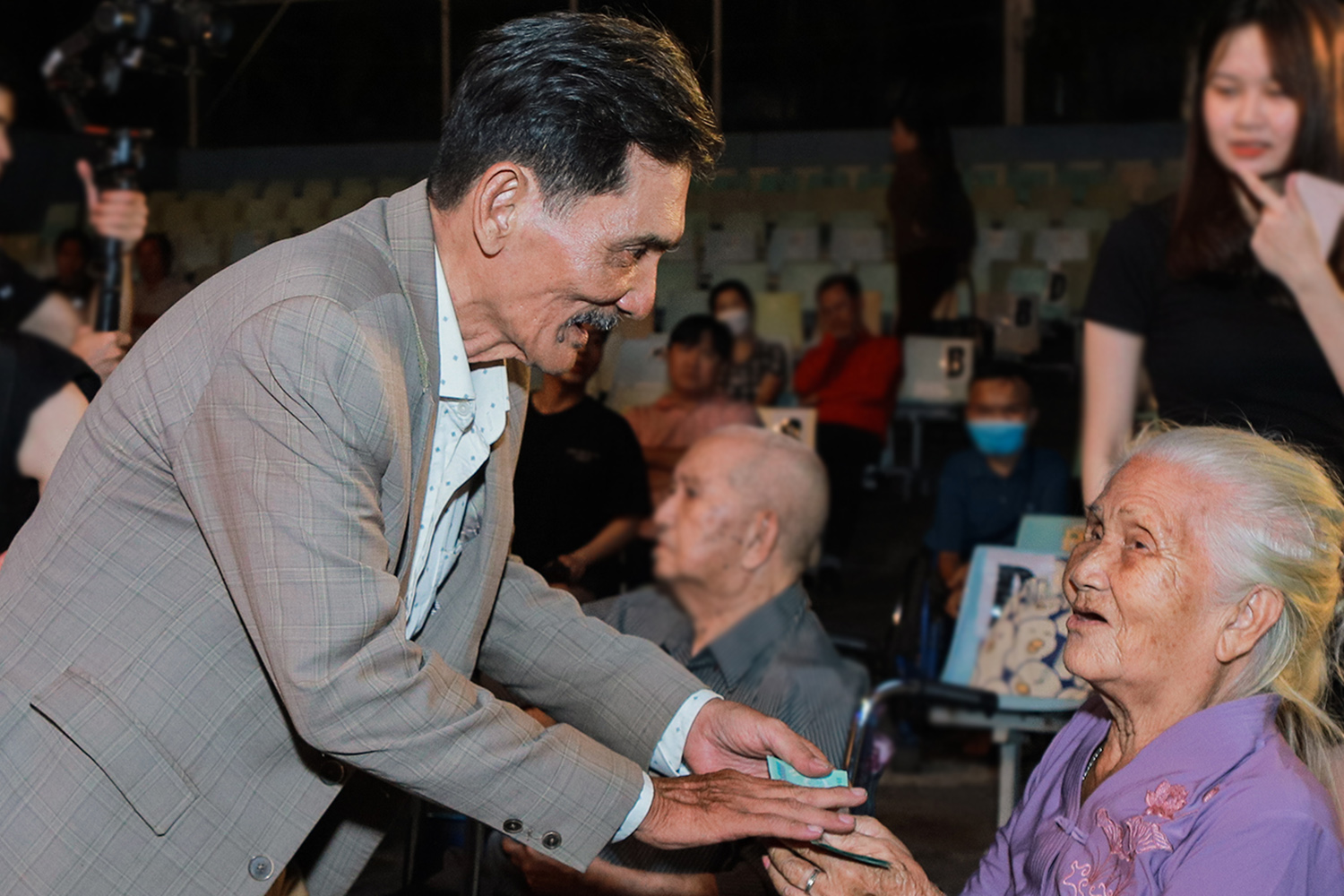 Thương Tín cho biết tham gia đêm nhạc vì các nghệ sĩ ông yêu mến như Hồng Sáp (áo tím), Mạc Can. Ảnh: Dừa Lửa