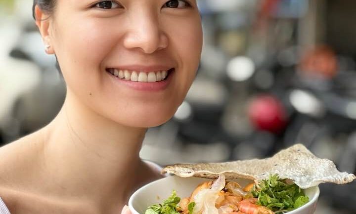 Hoa hậu Trần Thị Thùy Dung thưởng thức mỳ quảng tại Đà Nẵng, hôm 12/5. Ảnh: Nhân vật cung cấp