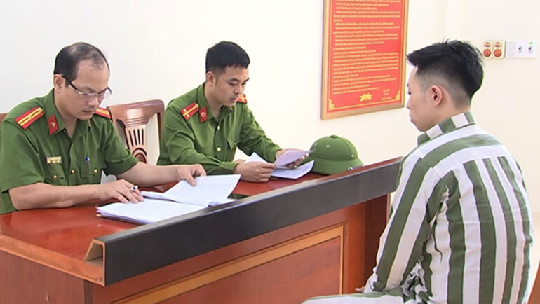 Phạm nhân Tùng (áo sọc) làm thủ tục ra trại. Ảnh: BVPL