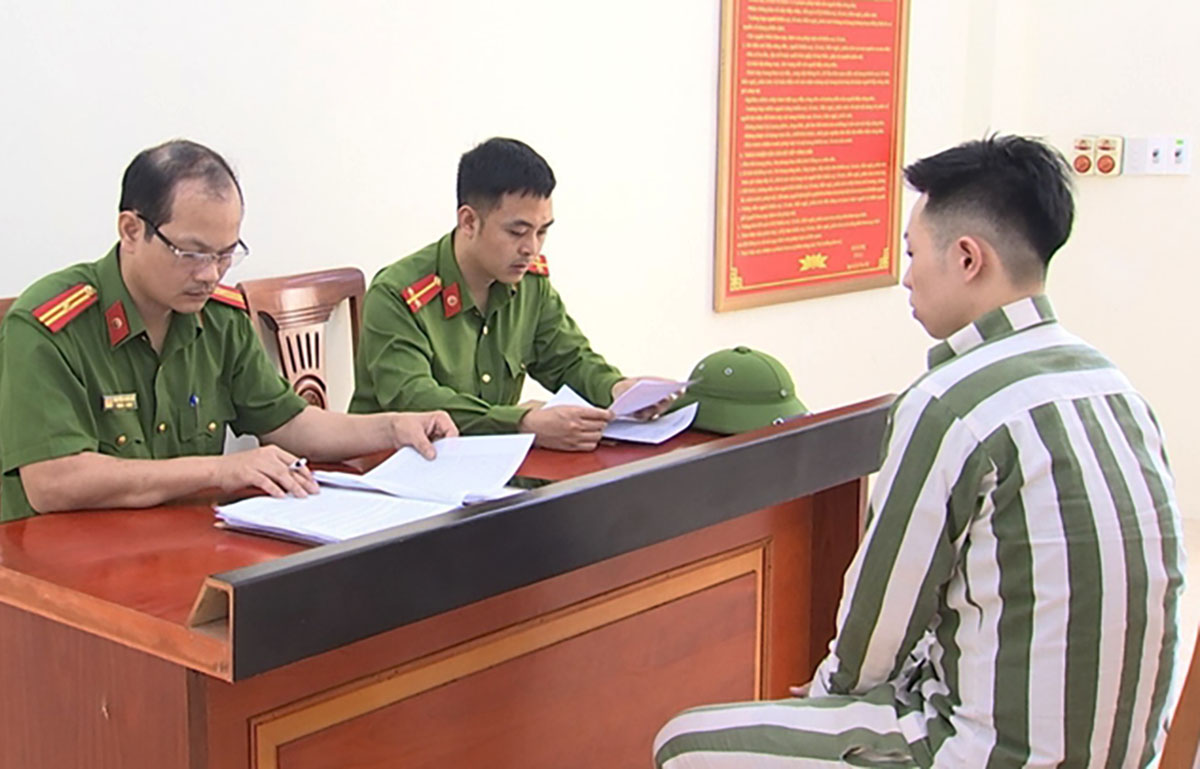Phạm nhân Tùng (áo sọc) làm thủ tục ra trại. Ảnh: BVPL