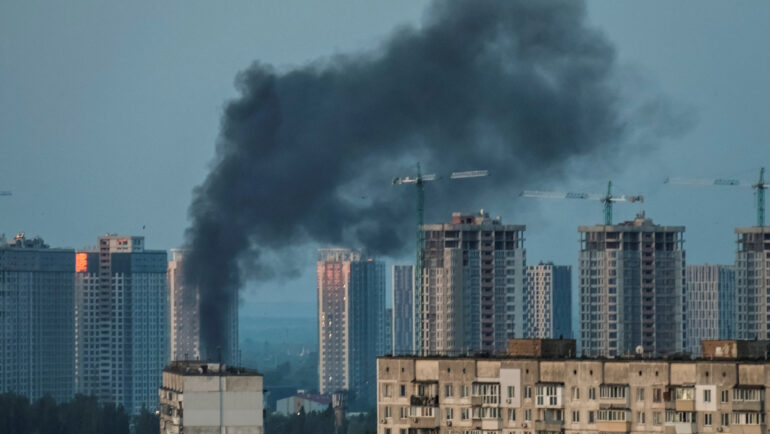 Cột khói bốc lên ở thủ đô Kiev sau cuộc không kích sáng nay. Ảnh: Reuters