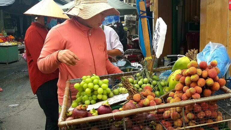 Vải bán trên xe đẩy trước chợ Xóm Mới (Gò Vấp). Ảnh: Hồng Châu