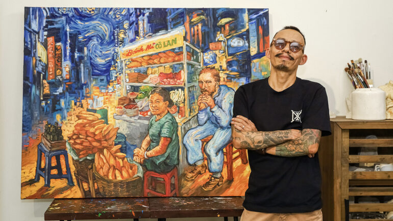 Trần Trung Lĩnh bên bức vẽ cảnh Van Gogh ăn bánh mỳ ở đường Bùi Viện. Ảnh: Nhân vật cung cấp