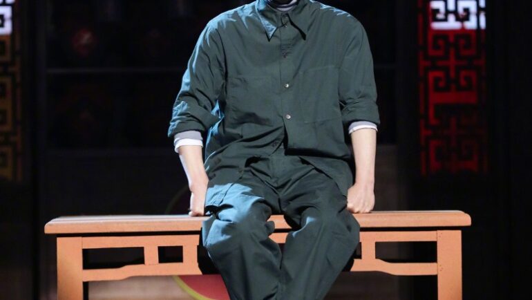 Trương Vệ Kiện ghi hình show truyền hình năm ngoái. Ảnh: Weibo/Zhang Weijian