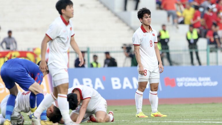 Cầu thủ Việt Nam trong trận thua Indonesia 2-3 tại bán kết SEA Games 32 trên sân Olympic ở Phnom Penh, Campuchia chiều 13/5/2023. Ảnh: Hiếu Lương