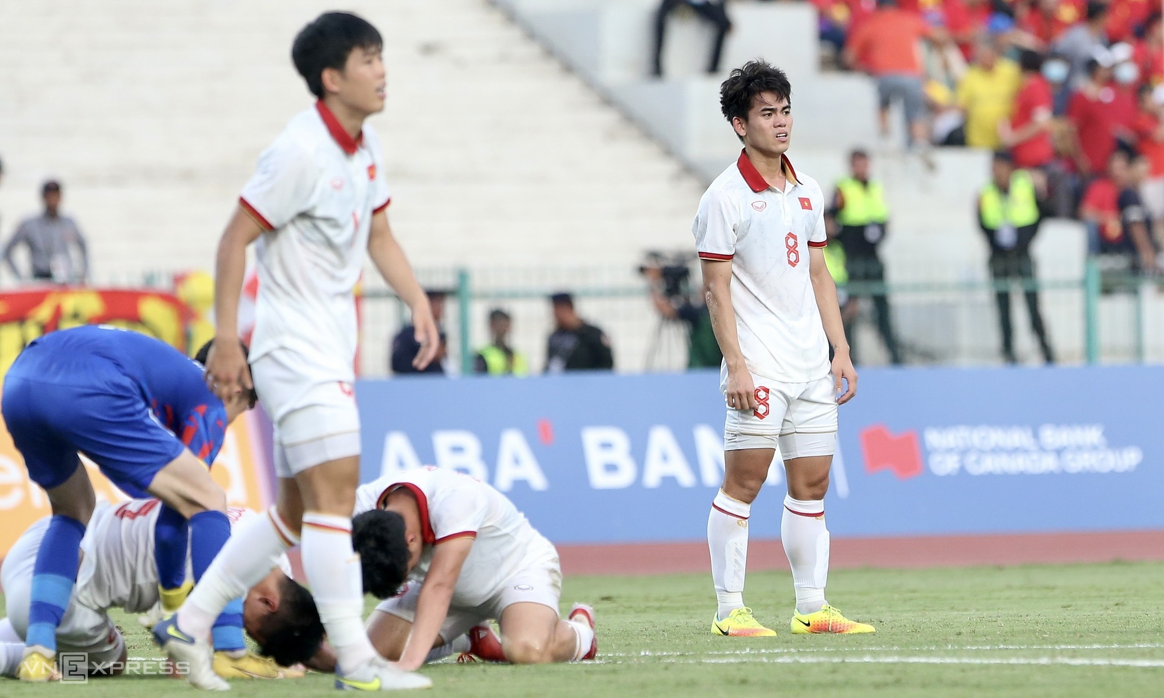 Cầu thủ Việt Nam trong trận thua Indonesia 2-3 tại bán kết SEA Games 32 trên sân Olympic ở Phnom Penh, Campuchia chiều 13/5/2023. Ảnh: Hiếu Lương