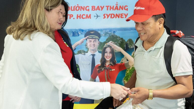 Một trong những hành khách đầu tiên bay thẳng từ TP HCM đến Sydney (Australia). Ảnh: Nguyễn Quang