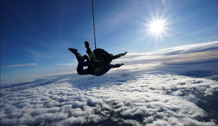 Trải nghiệm nhảy dù xuyên qua đám mây phụ thuộc vào từng loại mây. Ảnh: Skydive Langar