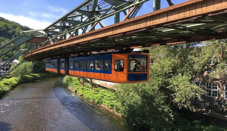 Đường tàu Schwebebahn chạy qua nhiều cảnh đẹp ở thành phố Wuppertal. Ảnh: Wikipedia