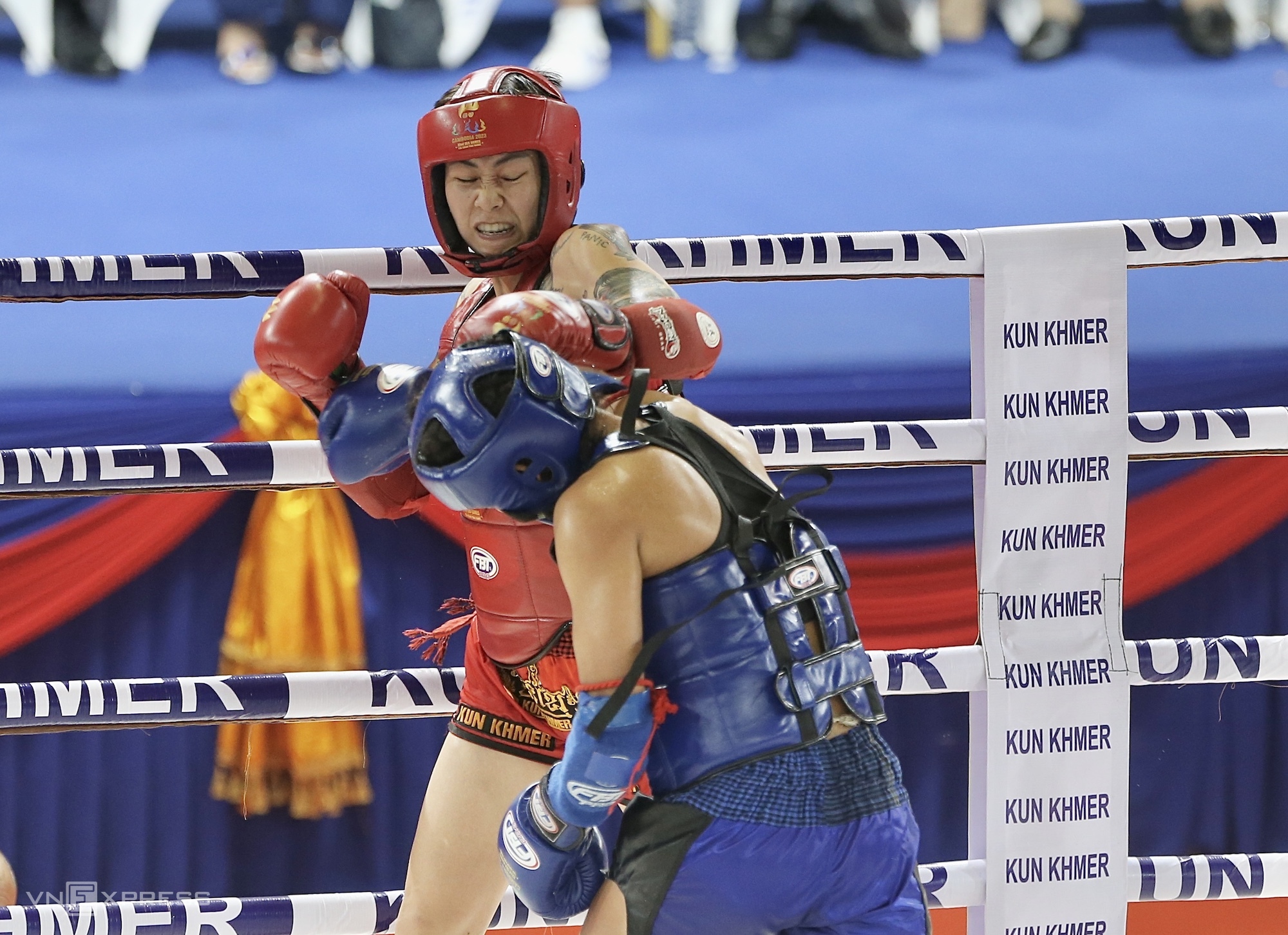 Bùi Yến Ly (đỏ) đánh áp đảo võ sĩ chủ nhà ở hạng dưới 57kg võ Khmer SEA Games 32. Ảnh: Hiếu Lương