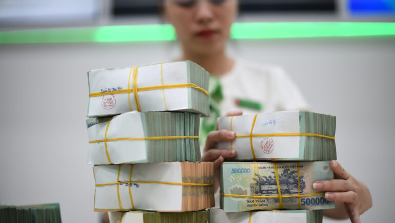 Giao dịch tại một ngân hàng cổ phần có trụ sở ở Hà Nội, sáng 14/11/2022. Ảnh: Thanh Tùng