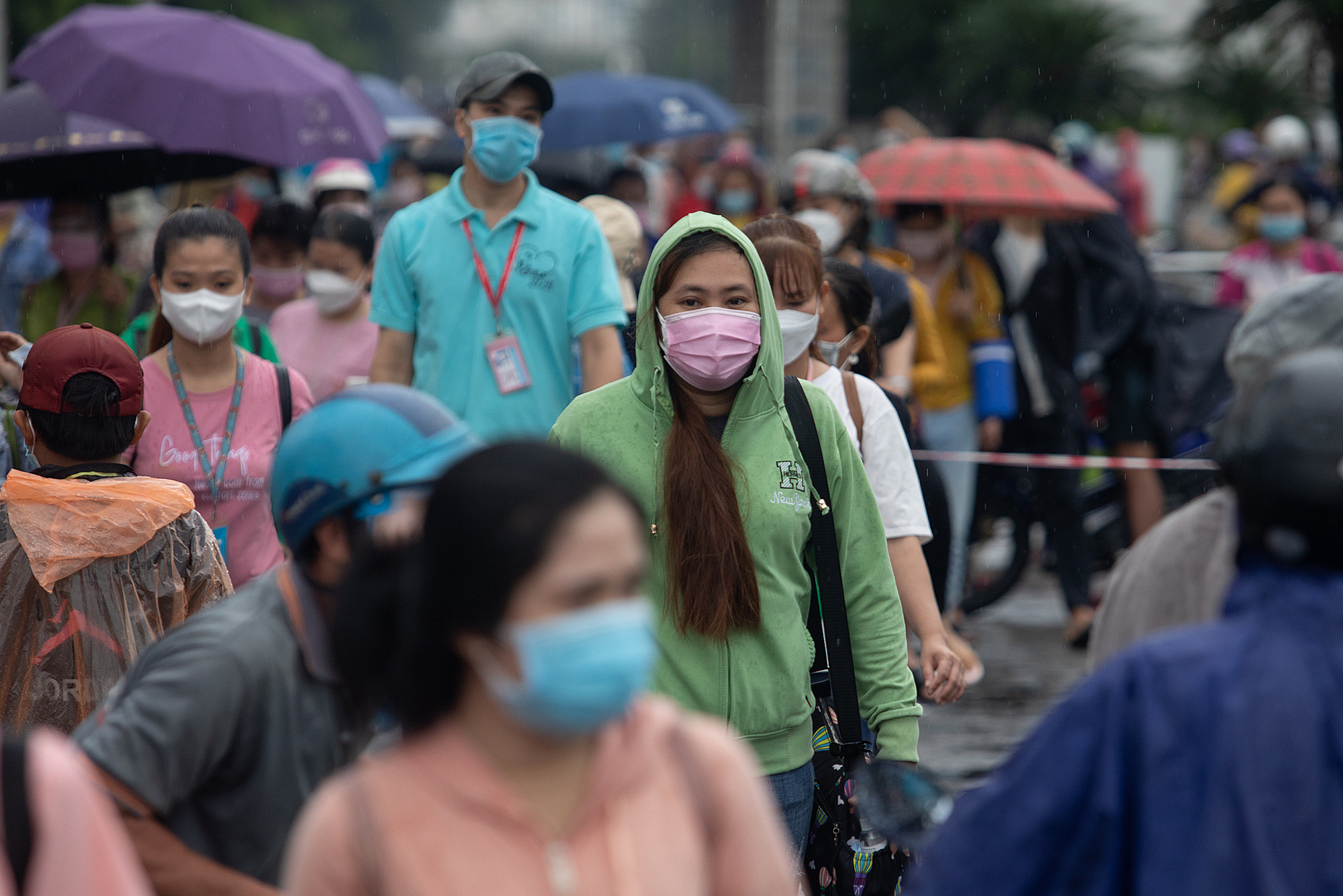 Công nhân Pou Yuen tan ca hồi giữa tháng 10/2021. Ảnh: Thành Nguyễn