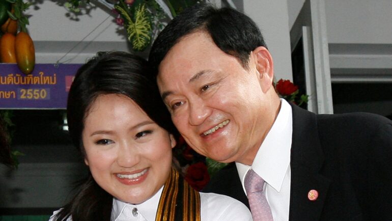 Cựu thủ tướng Thái Lan Thaksin Shinawatra và con gái Paetongtarn Shinawatra trong ngày cô tốt nghiệp năm 2008. Ảnh: Reuters