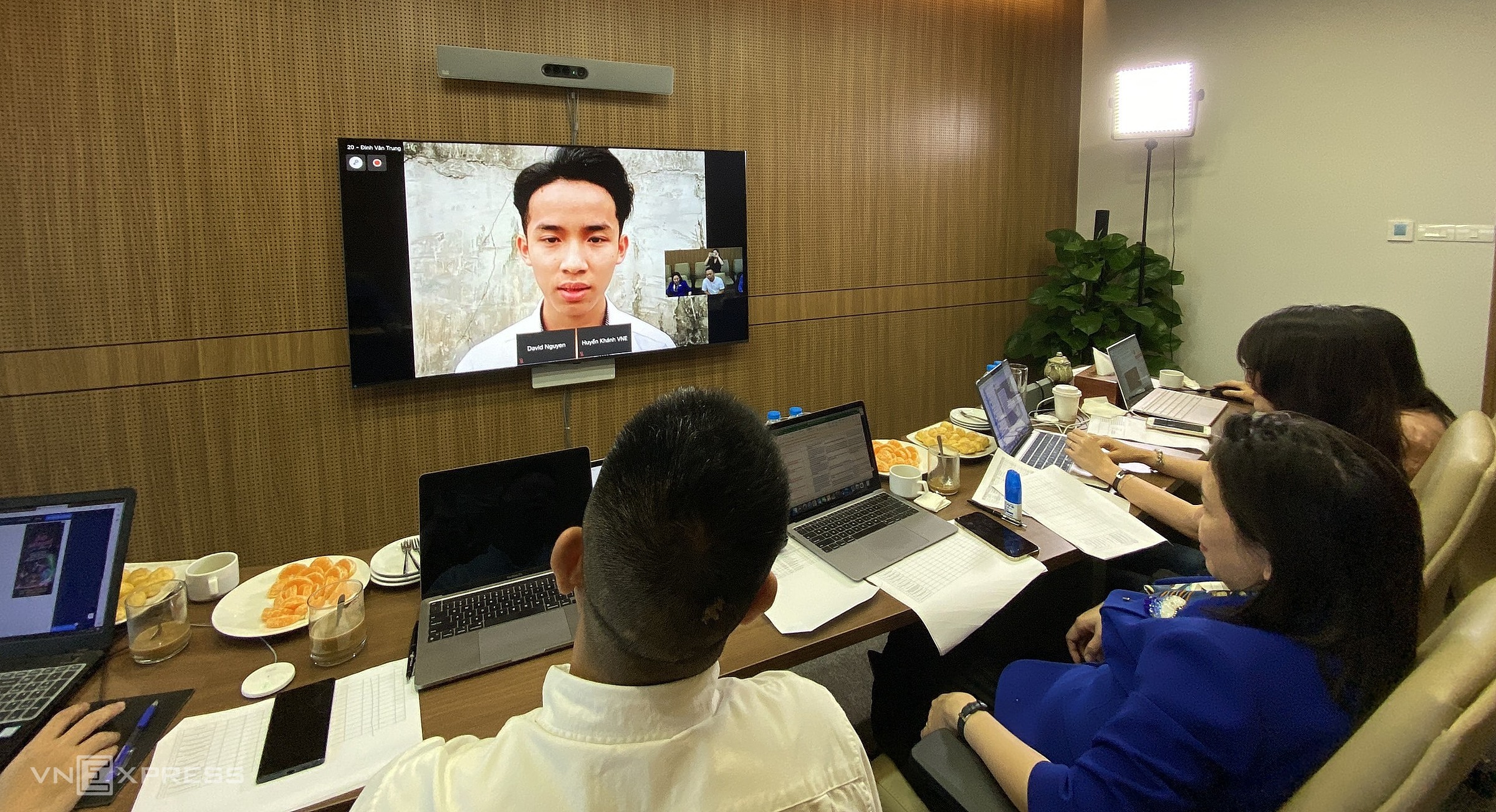 Tác giả Đinh Văn Trung thuyết trình online trước hội đồng giám khảo cuộc thi. Ảnh: NQ